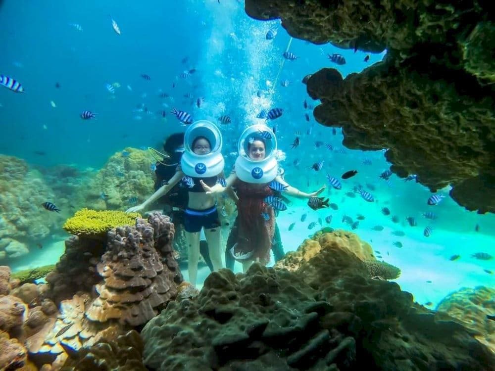 Traveller gently walks near coral reefs, maintaining a safe distance and protecting marine life (Source: Phu Quoc Go)